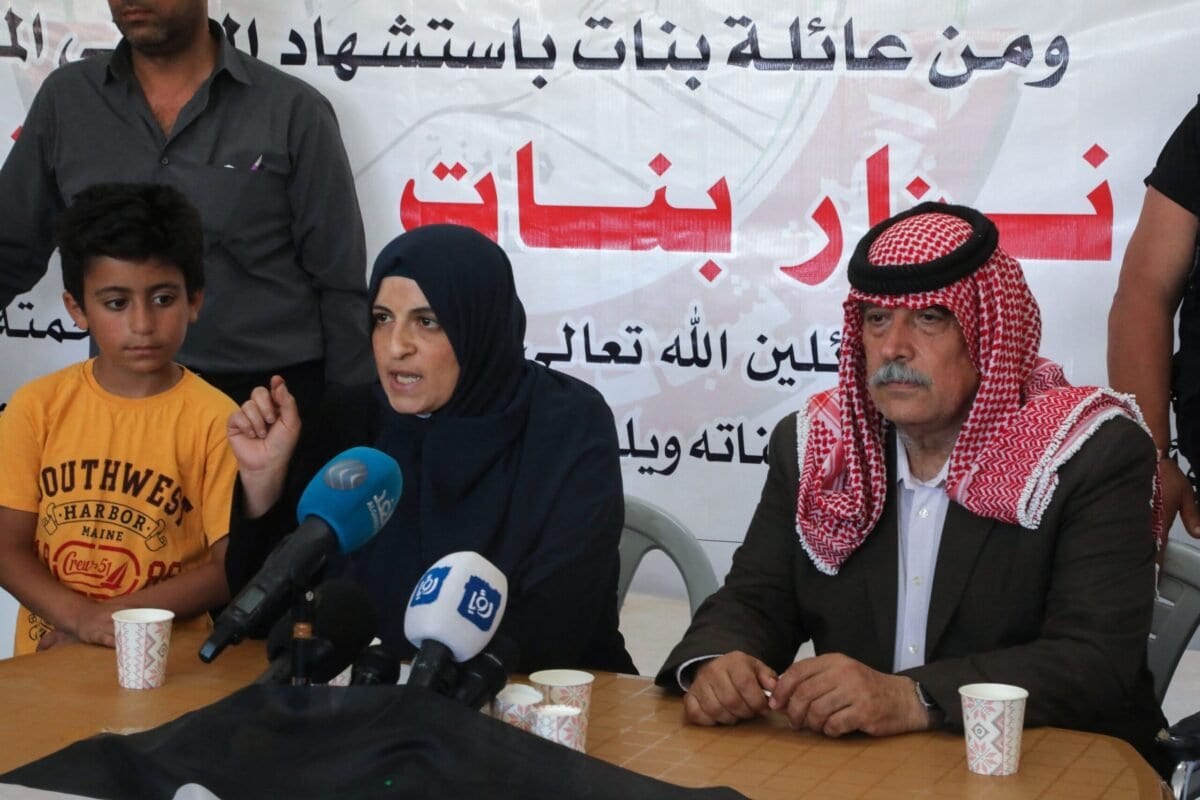 Jihan Banat, esposa do ativista político palestino Nizar Banat, morto em custódia da Autoridade Palestina, durante coletiva de imprensa na casa da família em Dura, sul de Hebron (Al Khalil), Cisjordânia ocupada, 28 de junho de 2021 [Mosab Shawer/AFP via Getty Images]
