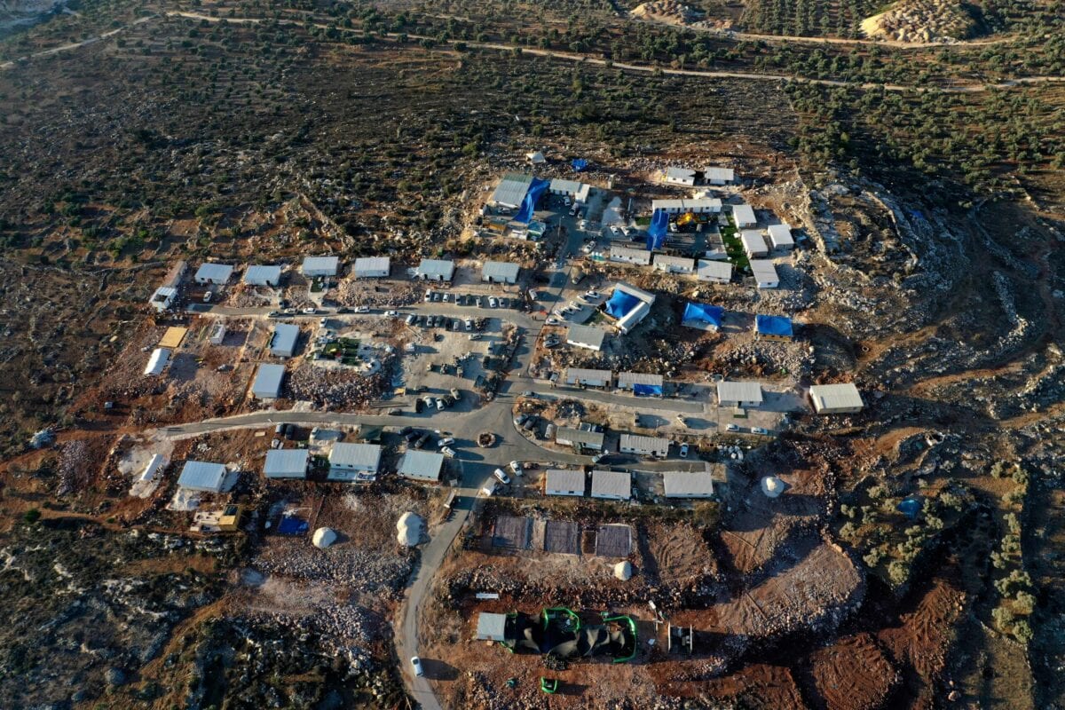 Uma imagem aérea mostra o recém-estabelecido posto avançado de Eviatar perto da cidade palestina de Nablus, na Cisjordânia ocupada, em 28 de junho de 2021 [Menagem Kahana/AFP via Getty Images]
