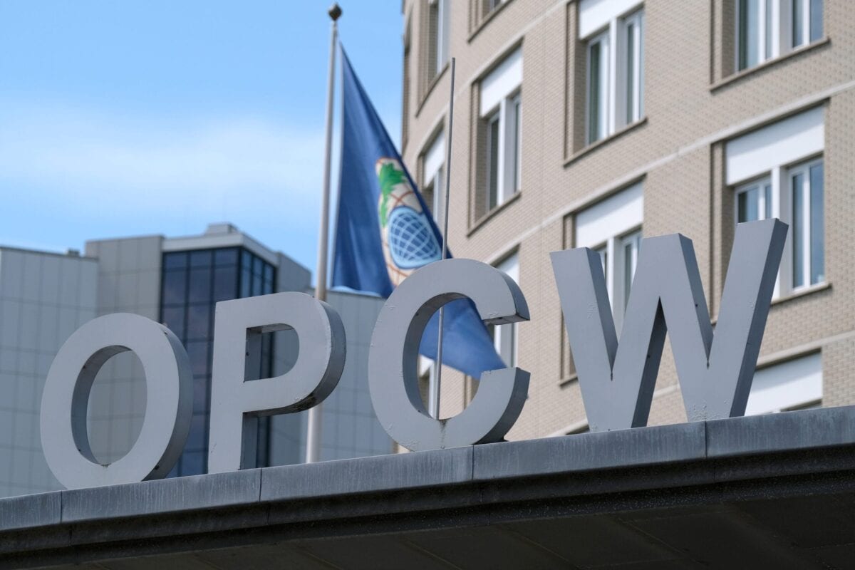 O logotipo da Organização para a Proibição de Armas Químicas é retratado no prédio da sede, em 24 de junho de 2020 em Haia, Holanda [Yuriko Nakao/Getty Images]