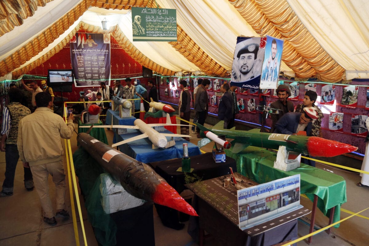 Exibição de réplicas artesanais de drones e mísseis feitas por militantes iemenitas, na ocasião do chamado Dia Nacional da Resistência, em Sanaa, capital do Iêmen, 31 de março de 2021 [Mohammed Hamoud/Getty Images]