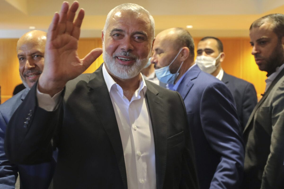 Ismail Haniya chega ao Aeroporto Internacional Beirut-Rafic Hariri em 27 de junho de 2021 em Beirute, Líbano [Ali Allouch/ ATPImages/ Getty Images]

