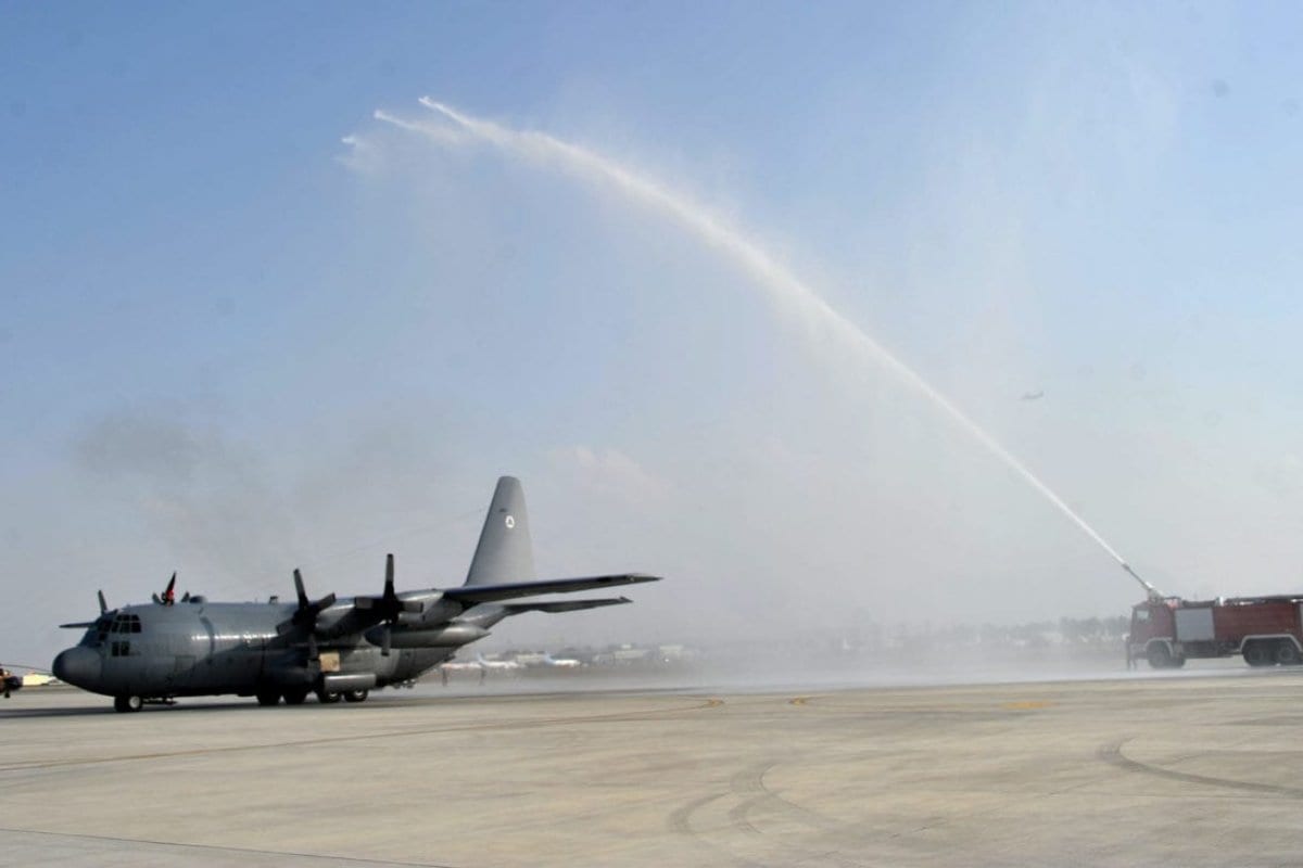 Jato de água é pulverizado sobre uma aeronave de transporte C-130 em sua chegada em Aeroporto internacional de Cabul em 9 de outubro de 2013. [Noorullah Shirzada / AFP via Getty Images]

