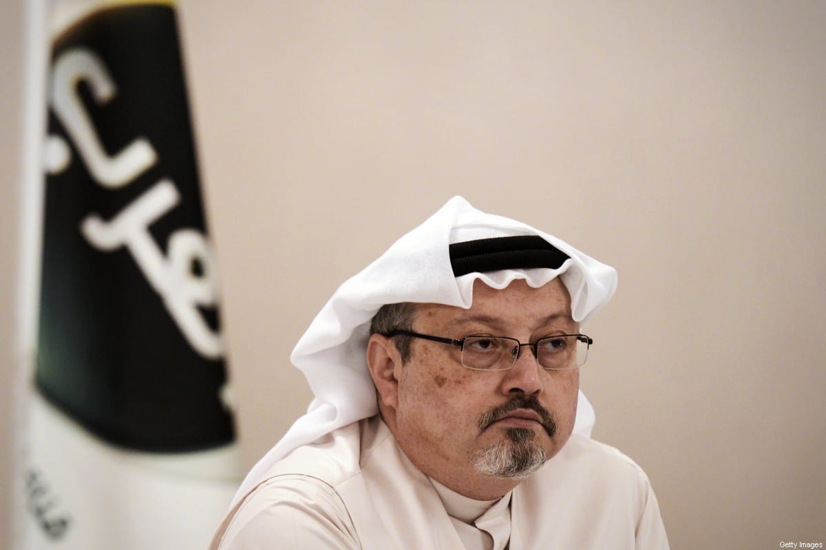 Jamal Khashoggi, então editor da emissora Alarab TV, durante coletiva de imprensa em Manama, capital do Bahrein, 15 de dezembro de 2014 [Mohammed al-Shaikh/AFP via Getty Images]
