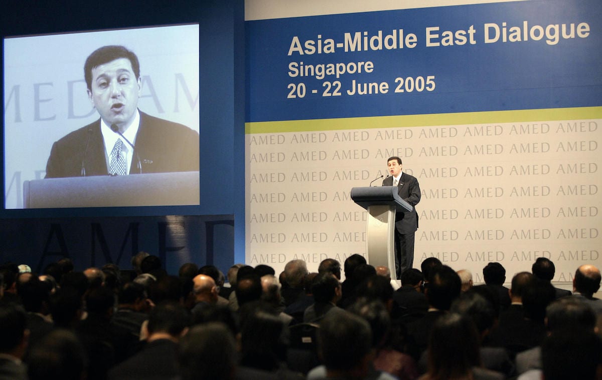 Bassem Awadallah, ex-ministro da Fazenda da Jordânia, faz discurso em nome do rei Abdullah no Diálogo Ásia-Oriente Médio em Cingapura, 21 de junho de 2005. [ROSLAN RAHMAN/AFP via Getty Images]