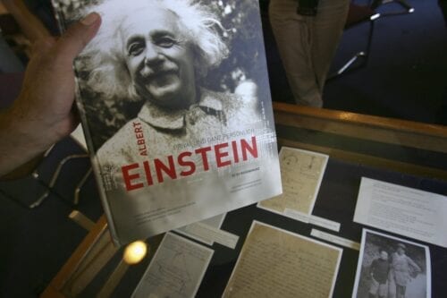 Livro sobre Albert Einstein com cartas e fotos recém divulgadas, na Universidade Hebraica, em Jerusalém ocupada, 10 de julho de 2006 [David Silverman/Getty Images]
