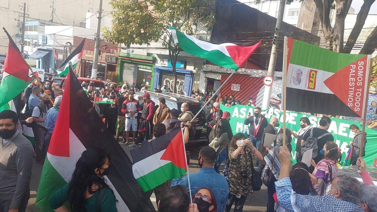 Manifestantes se reunem em frente ao Al Janiah para a carreata em solidariedade ao povo palestino nos 72 anos da Nakba, em São Paulo,  15 de maio 2021 [Amanda De Sordi/ Monitor do Oriente Médio]
