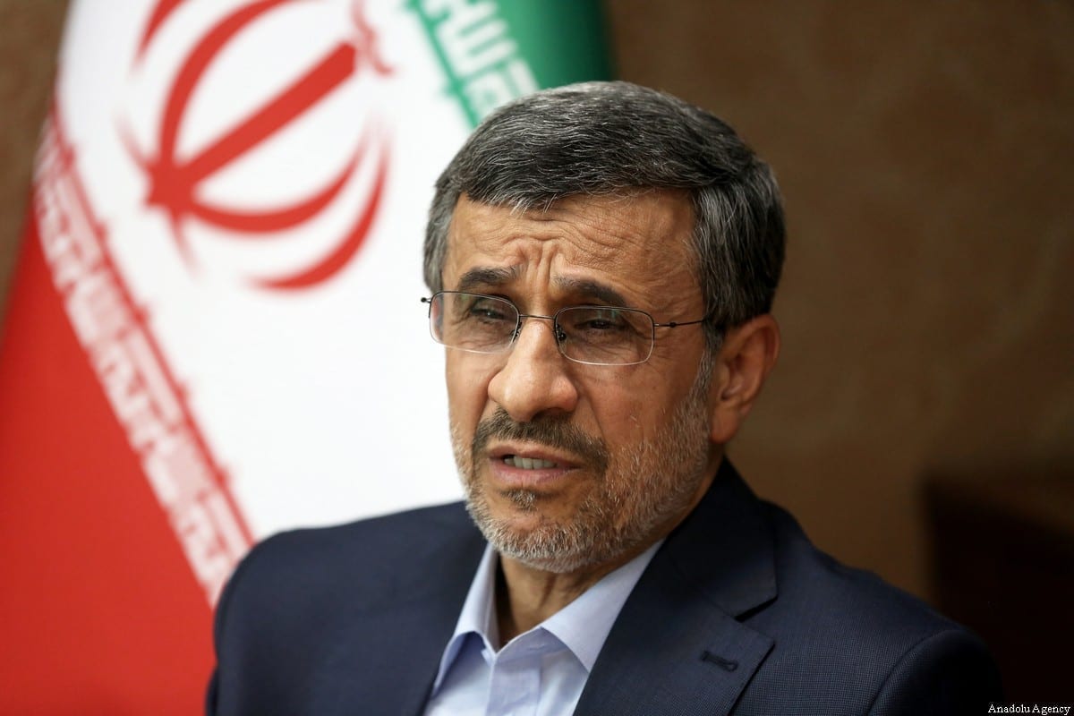 O ex-presidente iraniano Mahmoud Ahmadinejad fala durante uma entrevista exclusiva sobre as próximas eleições presidenciais em Teerã, Irã, em 6 de maio de 2021 [Fatemah Bahrami/Agência Anadolu]