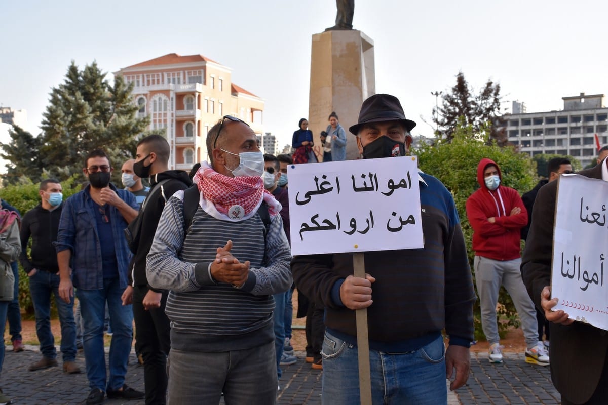 O povo libanês protesta contra a condição econômica em Beirute, Líbano, em 26 de fevereiro de 2021 [Mahmut Geldi/Agência Anadolu]
