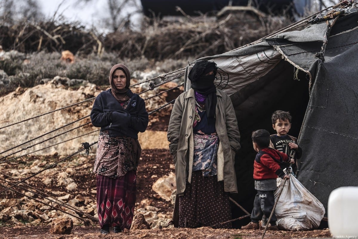 Refugiados sírios em frente a uma tenda improvisada na Turquia, 18 de janeiro de 2021 [Metin Aktas/Agência Anadolu]