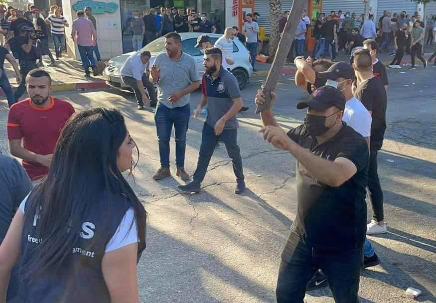 Shatha Hammad enfrenta a repressão em Ramalah durante protesto contra o assassinato de Banat pela polícia da AP [Arquivo pessoal/ Shatha Hammad]