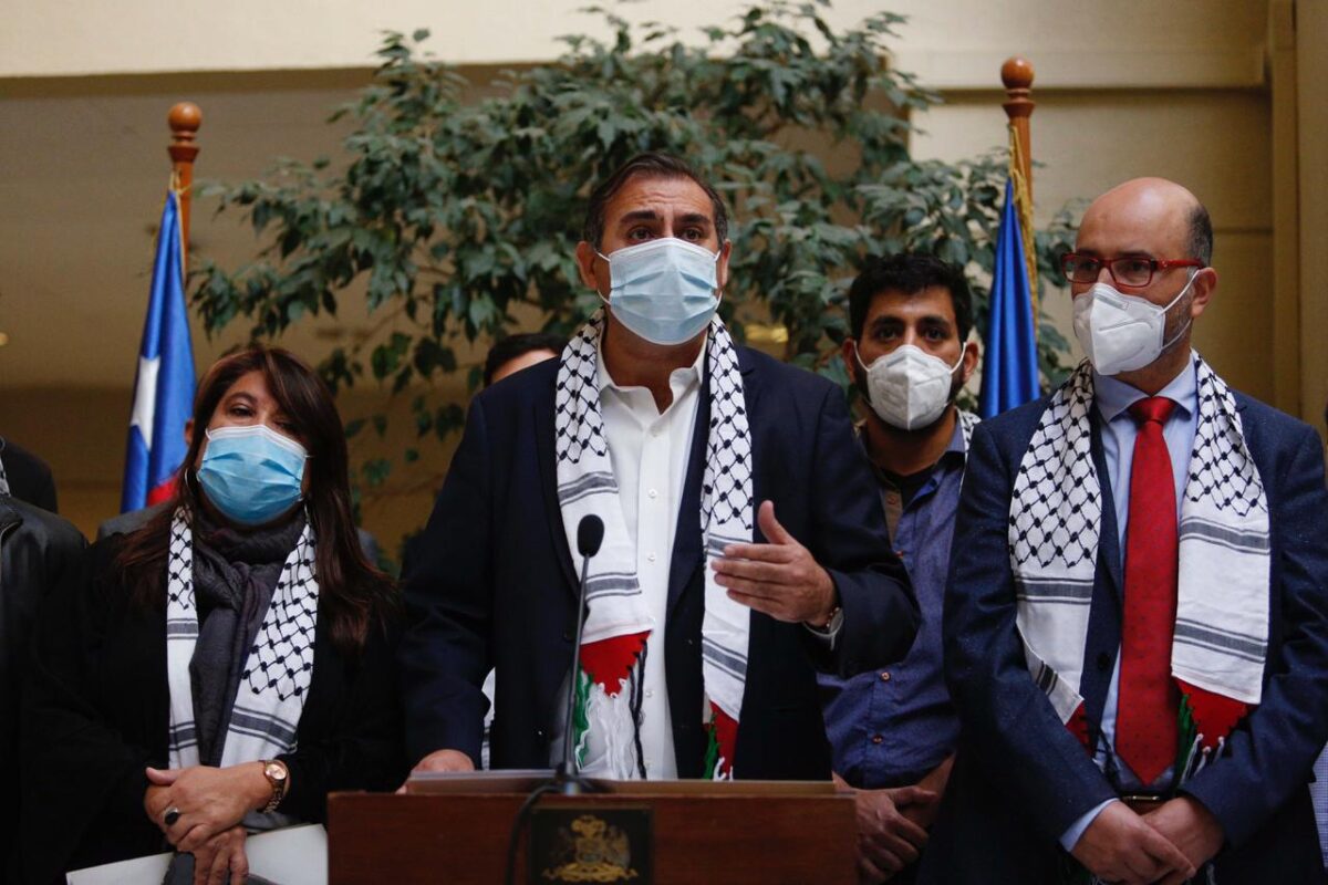 Sergio Gahona e outros deputados chilenos apresentam o projeto de lei que sanciona importações de assentamentos ilegais israelenses, em 2 de junho de 2021, Santiago, Chile [Comunidade Palestina do Chile]
