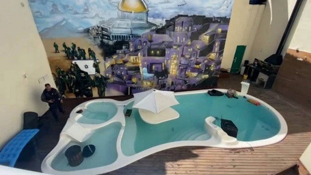 Painel com reprodução da cidade de Jerusalém na casa do traficante Peixão Foto: Reprodução de vídeo