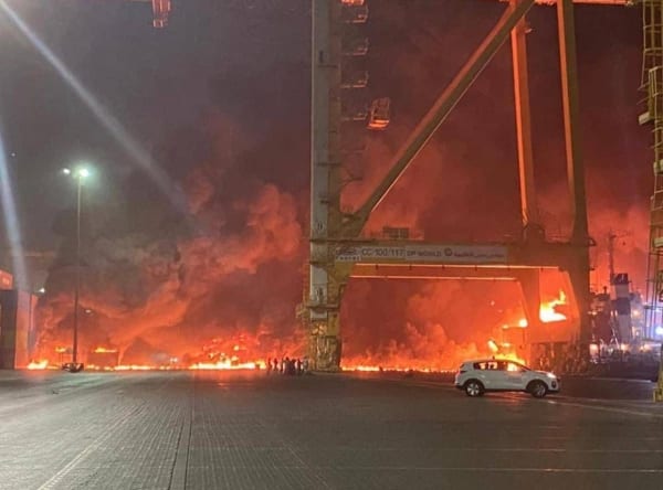 Explosão provoca incêndio no porto de Jebel Ali, em Dubai  [Mídia Social]
