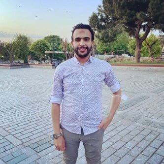  Parentes de pessoas na prisão falam através das grades em um tribunal no Cairo em 9 de agosto de 2015 [Stringer / Apaimages]