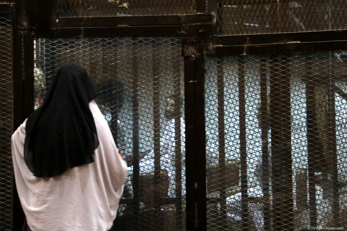  Parentes de pessoas na prisão falam através das grades em um tribunal no Cairo em 9 de agosto de 2015 [Stringer / Apaimages]