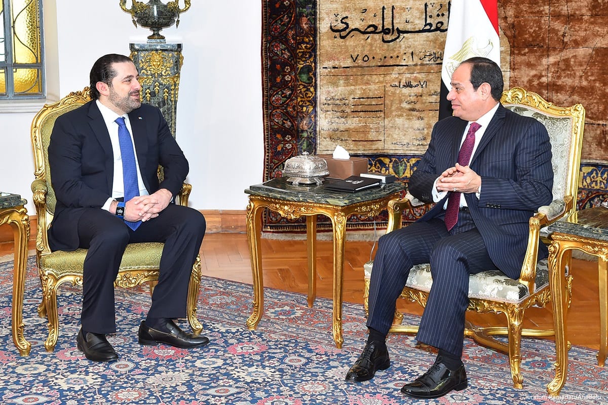O primeiro ministro designado Saad Hariri (esq.) se reúne com o presidente do Egito Abdel Fattah Al-Sisi (dir.) no Cairo, Egito em 22 de março de 2017 [Ibrahim Ramadan / Anadolu]
