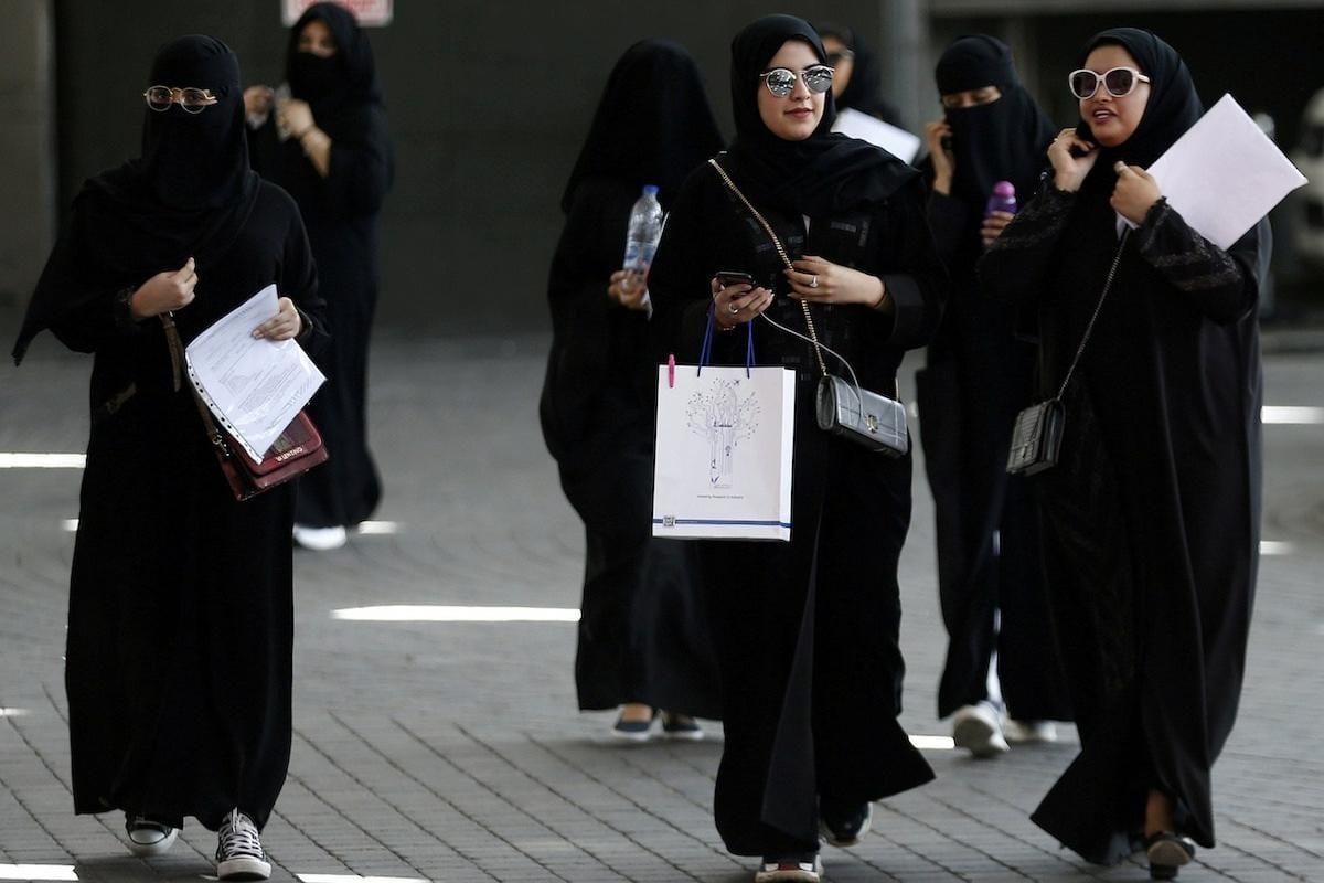 Estudantes sauditas participam da exposição para orientar quem procura emprego na Feira de Carreira Feminina da Glowork em Riad, Arábia Saudita. Em 2 de outubro de 2018. [Faisal Al Nasser/Reuters]

