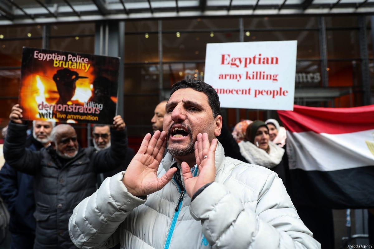 Um grupo de pessoas se reúne para protestar contra as execuções no Egito, em frente ao prédio do New York Times, em Nova Iorque, Estados Unidos, em 02 de março de 2019 [Atılgan Özdil/Agência Anadolu]
