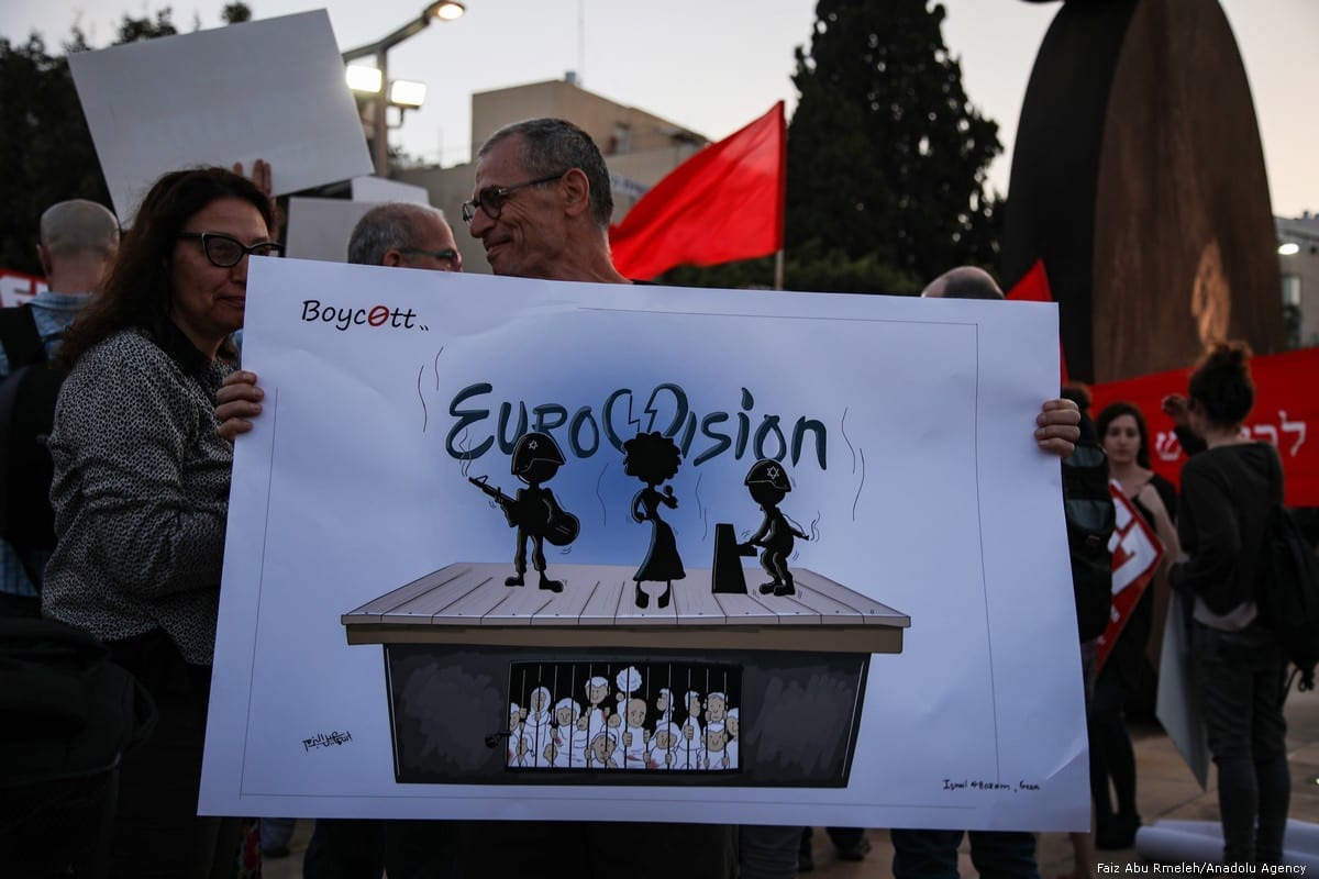 Manifestantes demandam o fim do bloqueio a Gaza, durante o Eurovision, em Tel Aviv, 14 de maio de 2019 [Faiz Abu Rmeleh/Agência Anadolu]