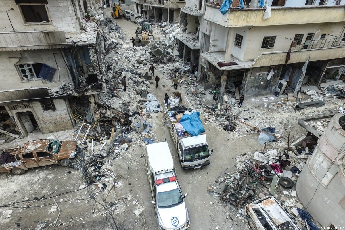 Uma foto de drone mostra edifícios desmoronados e danificados depois que aviões de guerra atingiram áreas residenciais em Idlib, Síria, em 30 de janeiro de 2020 [ Agência İzzeddin İdilbi/ Anadolu]
