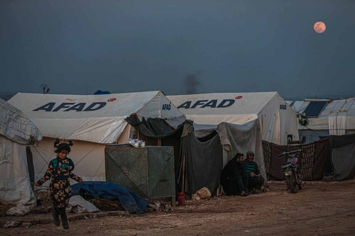 Lua cheia nasce sobre um campo de refugiados sírios em Idlib, Síria, em 28 de março de 2021 [Muhammed Said/Agência Anadolu]
