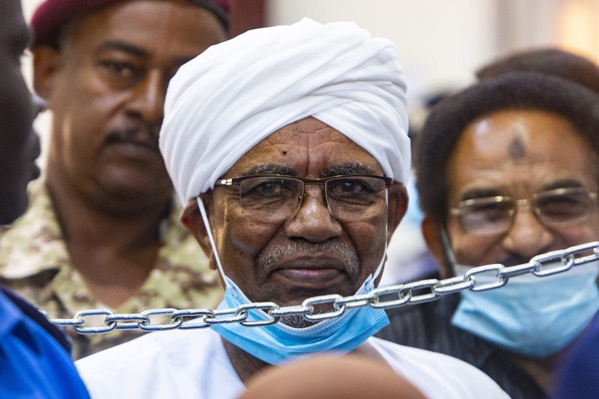 Uma visão geral do julgamento do ex-presidente sudanês Omar al-Bashir sobre o golpe de 1989 que o levou ao poder, no Instituto de Treinamento de Oficiais, em Cartum, Sudão, em 15 de junho de 2021 [Mahmoud Hjaj/Agência Anadolu]
