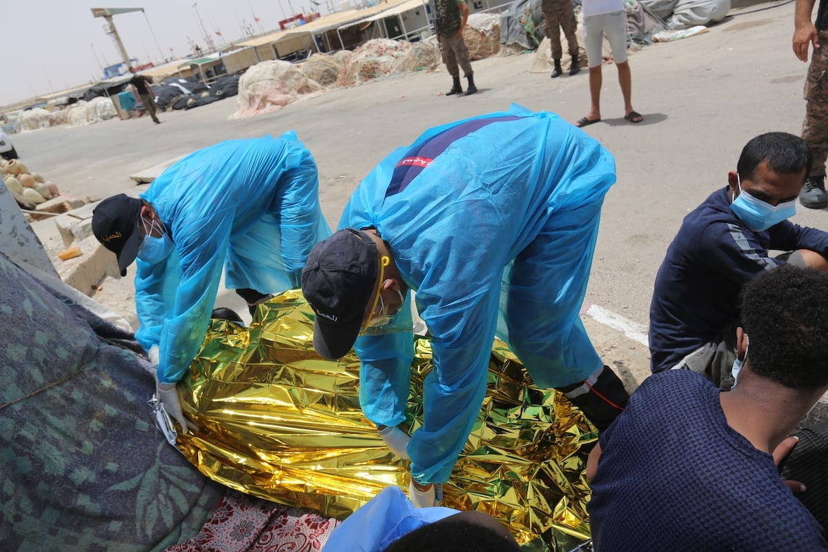 As forças navais tunisianas resgatam 178 migrantes do Mediterrâneo depois que os barcos que os transportavam quebraram enquanto tentavam chegar à Europa, na Tunísia, em 27 de junho de 2021. [Tasnim Nasri - Agência Anadolu]
