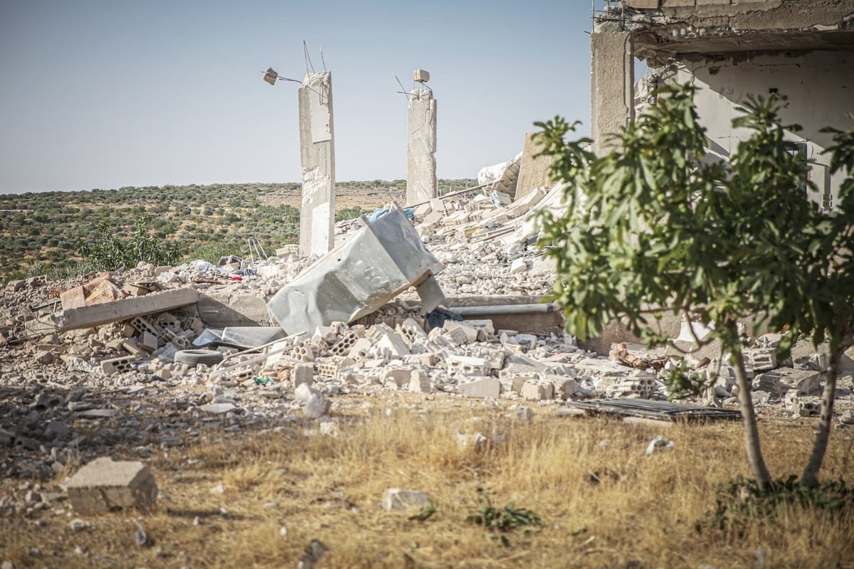 Escombros deixados por bombardeios das forças de Bashar al-Assad e milícias iranianas na zona de desescalada de Idlib, noroeste da Síria, em 3 de julho de 2021 [Muhammed Said/Agência Anadolu]