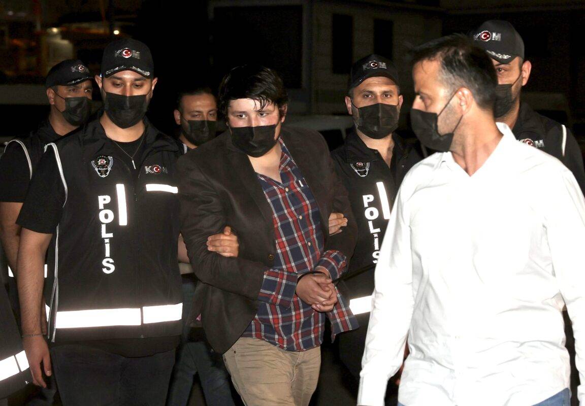 Mehmet Aydin, após ser extraditado do Brasil, é escoltado para a sede da Polícia de Istambul, em 03 de julho de 2021, em Istambul, Turquia  [Ahmet Bolat/ Agência Anadolu]
