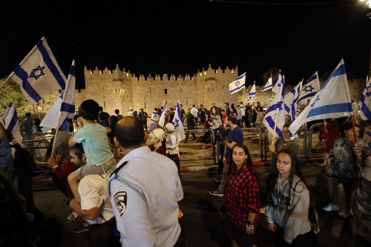 Colonos israelenses marcham do Portão de Damasco ao Muro das Lamentações, via complexo islâmico de Al-Aqsa, em Jerusalém ocupada, 17 de julho de 2021 [Mostafa Alkharouf/Agência Anadolu]