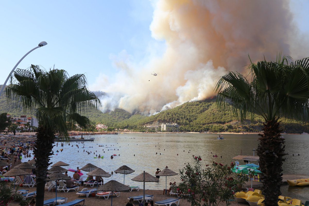 Helicóptero tenta combater um incêndio florestal que eclodiu no distrito de Marmaris, em Mugla, Turquia, 29 de julho de 2021 [Osman Akça/Agência Anadolu]
