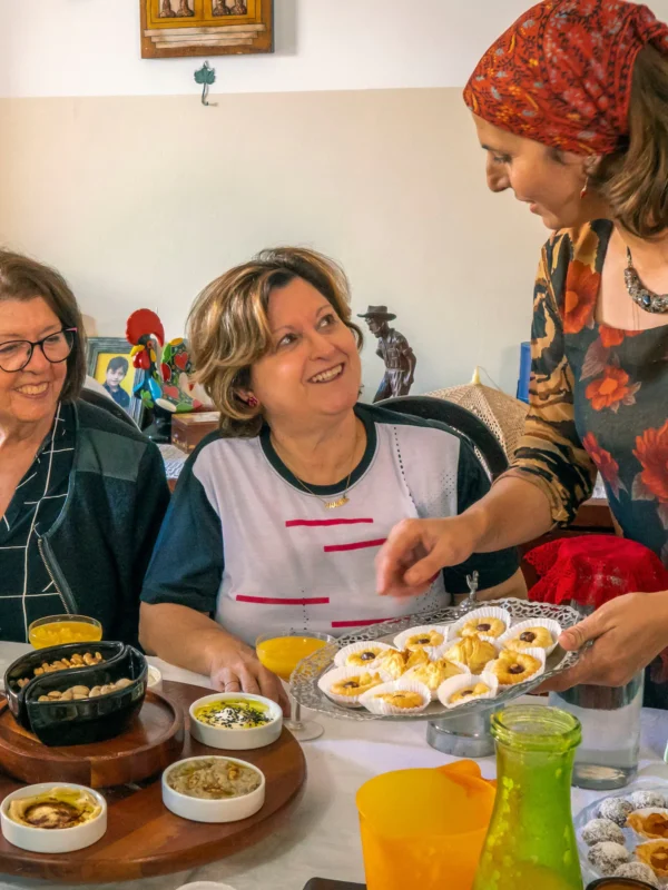 Além de aprender a fazer pão folhado, participantes saboreiam pastas e doces sírios [Divulgação]
