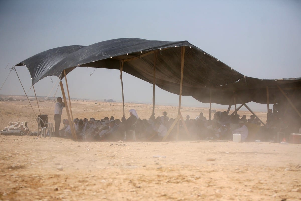 Beduínos oram sob uma tenda na aldeia de al-Araqeeb, na região do Negev, 14 de maio de 2010 [Hazem Bader/AFP/Getty Images]
