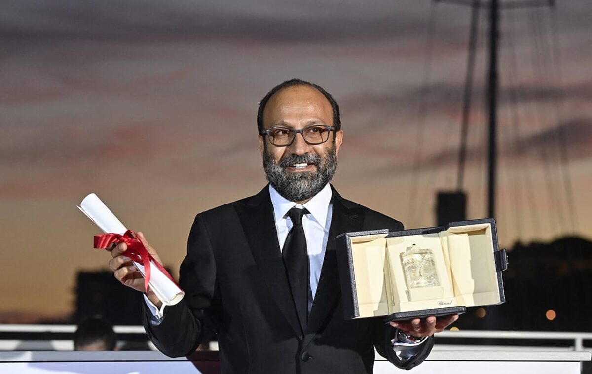 Diretor iraniano Asghar Farhadi com o prêmio Grand Prix  (Ex-æquo) por “A Hero” no Festival de Cannes, em 17 de julho de 2021  [John Macdougall / AFP via Festival de Cannes]