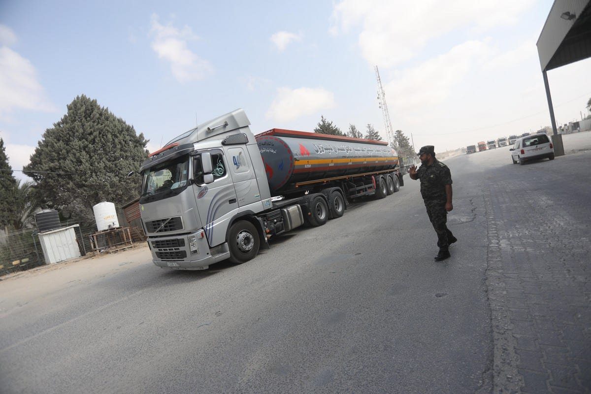 A travessia Karm Abu Salem (Kerem Shalom), que é a principal via econômica de Gaza, está fechada há 33 dias, reduzindo o trabalho da principal usina e agravando a crise de combustível no enclave, 11 de junho de 2021 [Mohammed Asad/Monitor do Oriente Médio]