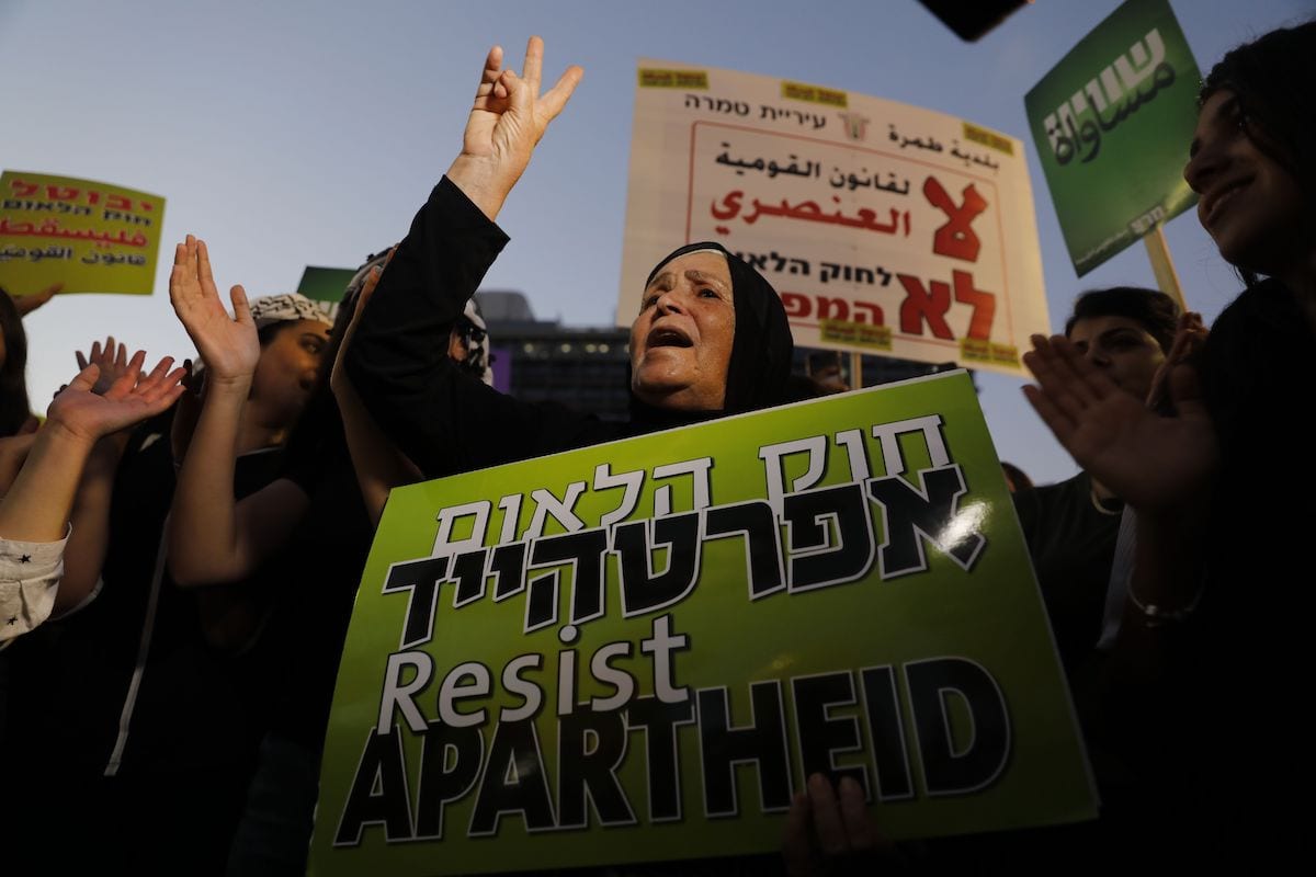 Protesto de cidadãos palestinos em Israel contra o regime de apartheid e a chamada Lei do Estado-Nação, em Tel Aviv, 11 de agosto de 2018 [Ahmad Gharabli/AFP via Getty Images]