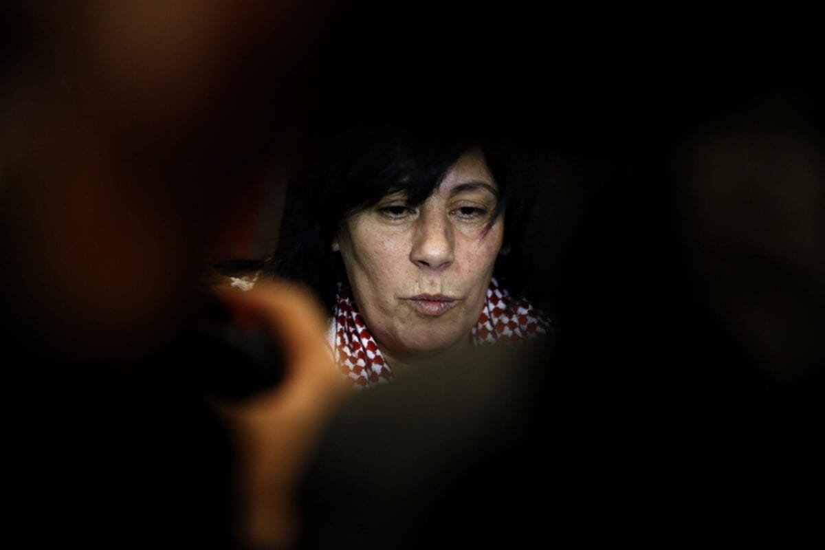 Khalida Jarrar, 56, fala a jornalistas, após sua libertação anterior de uma prisão israelense, na cidade ocupada de Ramallah, na Cisjordânia, em 28 de fevereiro de 2019 [Abbas Momani / AFP via Getty Images]
