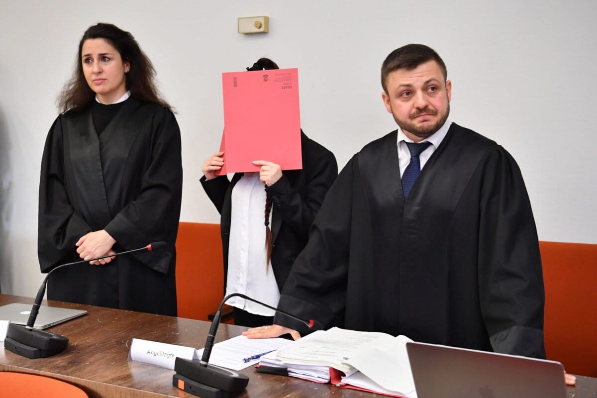Os advogados Ali Aydin e Seda Basay-Yildiz no primeiro dia do julgamento de Jennifer W. na corte de Oberlandesgericht, em Munique, Alemanha, 9 de abril de 2019 [Sebastian Widmann/Getty Images]
