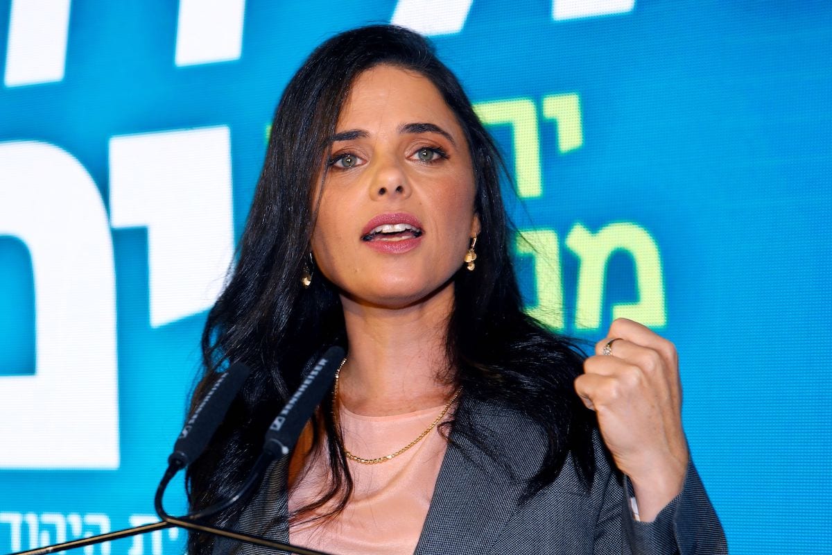 A ministra do Interior  e ex-ministra da Justiça de Israel, Ayelet Shaked, participa do lançamento do partido político "Yemina" em 12 de agosto de 2019 na cidade israelense de Ramat Gan. [Jack Guez/ AFP via Getty Images] 
