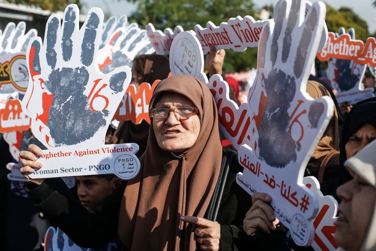 Mulheres palestinas participam de uma manifestação na Cidade de Gaza adotando um slogan de combate à violência contra as mulheres, em 9 de dezembro de 2019 [Mohammed Abed/AFP via Getty Images]