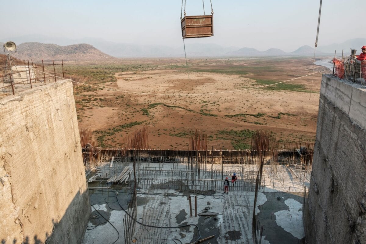 Obras da Grande Barragem da Renascença Etíope (GERD), perto de Guba, na Etiópia, em 26 de dezembro de 2019 [EDUARDO SOTERAS / AFP via Getty Images]