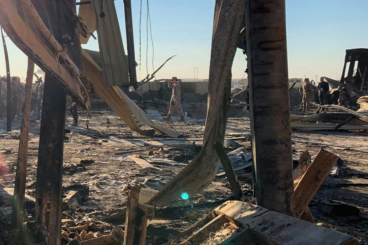 Soldados americanos em meio aos destroços da base militar de Ain al-Asad, na província de Anbar, oeste do Iraque [Ayman Henna/AFP via Getty Images]