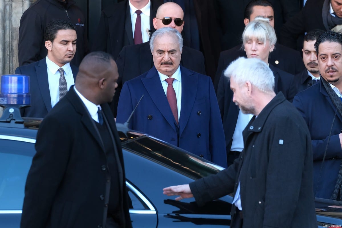 O marechal de campo líbio Khalifa Haftar (centro) entra em uma limusine ao sair do Hotel de Rome, em 21 de janeiro de 2020, em Berlim, Alemanha [Sean Gallup/Getty Images]
