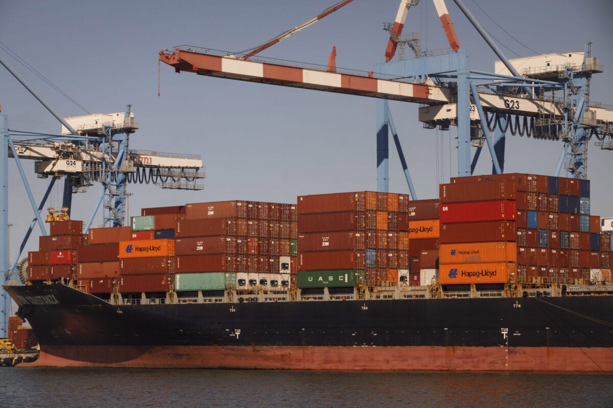 Navio de carga Zim Constanza, ancorado no porto israelense de Haifa, 5 de novembro de 2020 [Kobi Wolf/Bloomberg via Getty Images]
