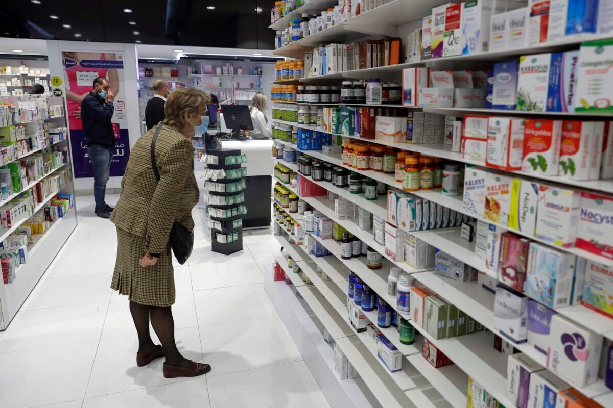 Consumidores em uma farmácia de Beirute, capital do Líbano, 2 de fevereiro de 2021 [Joseph Eid/AFP via Getty Images]
