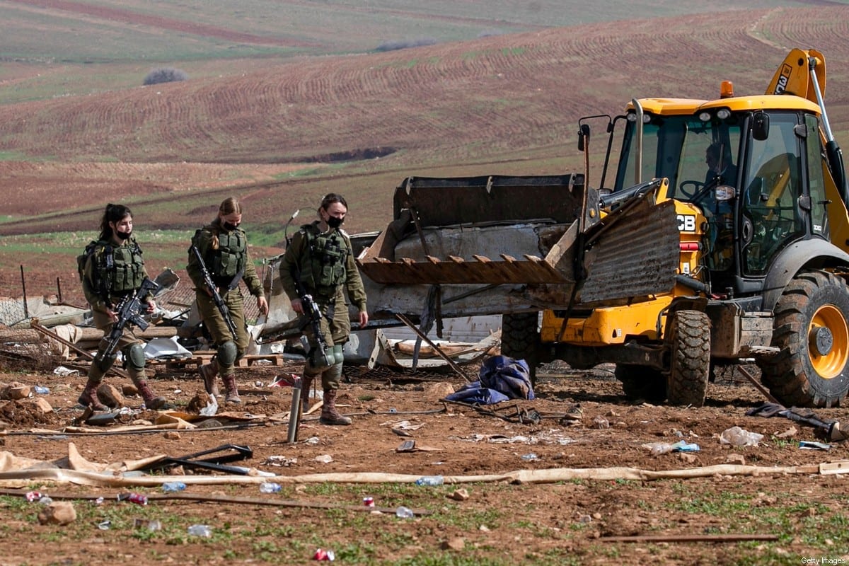 Forças israelenses destroem tendas beduínas na área de Humsa, a leste da aldeia de Tubas, na Cisjordânia ocupada, 8 de fevereiro de 2021 [Jaafar Ashtiyeh/AFP/Getty Images]