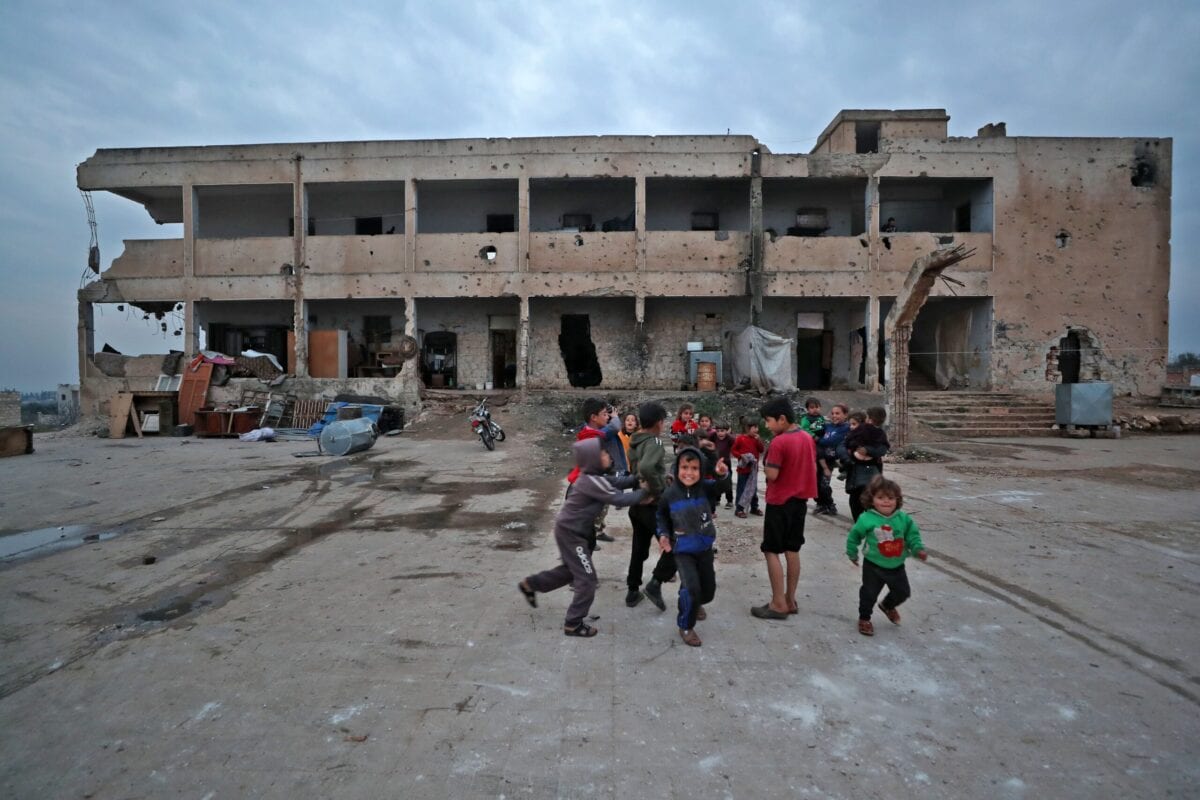 Crianças deslocadas em uma escola danificada em Binnish, na província de Idlib, noroeste da Síria, 2 de março de 2021 [Omar Haj Kadour/AFP via Getty Images]
