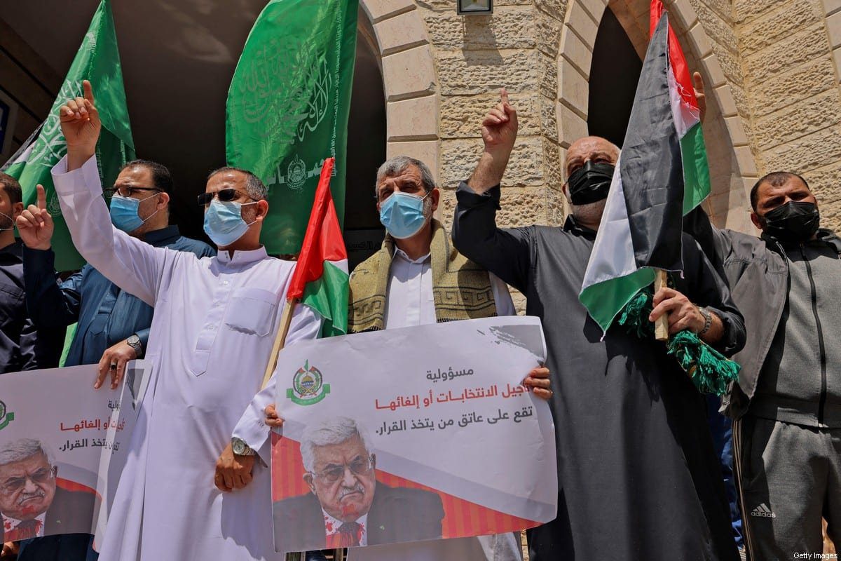 Apoiadores do movimento Hamas participam de uma manifestação contra a decisão do presidente da Autoridade Palestina de adiar as eleições legislativas e presidenciais marcadas para 22 de maio e 31 de julho, respectivamente, em 30 de abril de 2021, Gaza [MAHMUD HAMS/AFP via Getty Images]
