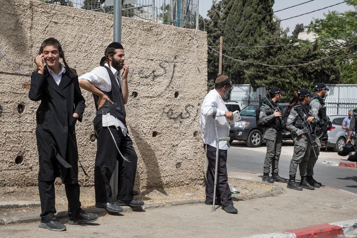 Colonos e policiais israelenses no bairro palestino de Sheikh Jarrah, em Jerusalém ocupada, 10 de maio de 2021 [Laurent Van Der Stockt/Getty Images]
