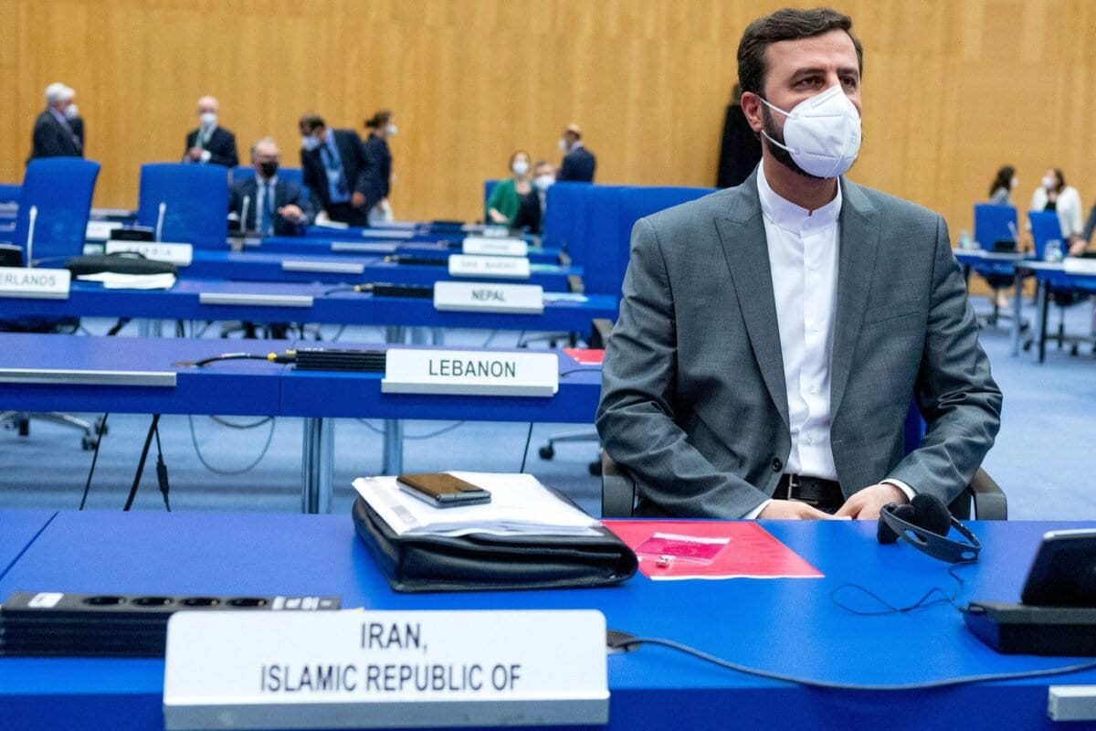 O governador do Irã para a Agência Internacional de Energia Atômica (AIEA), Kazem Gharib Abadi, participa da reunião do Conselho de Governadores da AIEA na sede da agência em Viena, Áustria, em 7 de junho de 2021 [Joe Klamar/AFP via Getty Images]